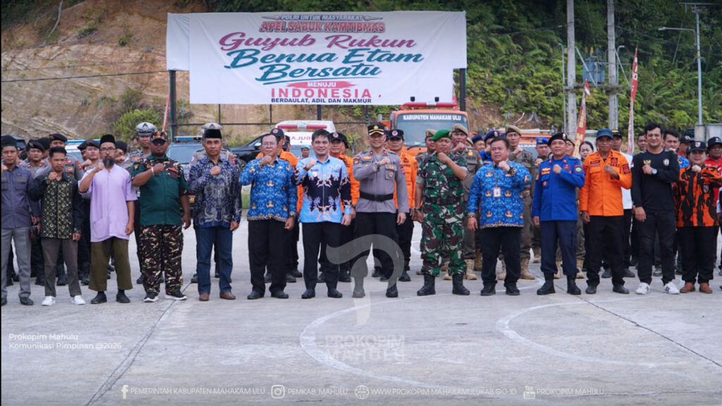 Ujoh Bilang – Bupati Mahakam Ulu (Mahulu), Angela Idang Belawan, yang diwakili Wakil Bupati (Wabup), Mahulu Suhuk, S.E., menghadiri sekaligus mengikuti Apel Sabuk Kamtibmas Guyub Rukun Benua Etam Bersatu menuju Indonesia Berdaulat, Adil, dan Makmur. Kegiatan tersebut digelar di Halaman Mako Polres Mahakam Ulu, Kamis (13/8/2026) pagi.