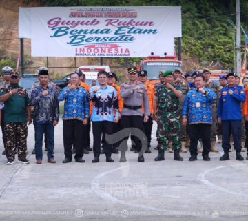 Ujoh Bilang – Bupati Mahakam Ulu (Mahulu), Angela Idang Belawan, yang diwakili Wakil Bupati (Wabup), Mahulu Suhuk, S.E., menghadiri sekaligus mengikuti Apel Sabuk Kamtibmas Guyub Rukun Benua Etam Bersatu menuju Indonesia Berdaulat, Adil, dan Makmur. Kegiatan tersebut digelar di Halaman Mako Polres Mahakam Ulu, Kamis (13/8/2026) pagi.