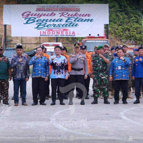 Ujoh Bilang – Bupati Mahakam Ulu (Mahulu), Angela Idang Belawan, yang diwakili Wakil Bupati (Wabup), Mahulu Suhuk, S.E., menghadiri sekaligus mengikuti Apel Sabuk Kamtibmas Guyub Rukun Benua Etam Bersatu menuju Indonesia Berdaulat, Adil, dan Makmur. Kegiatan tersebut digelar di Halaman Mako Polres Mahakam Ulu, Kamis (13/8/2026) pagi.