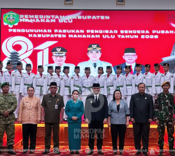 Ujoh Bilang – Bupati Mahakam Ulu (Mahulu), Angela Idang Belawan, yang diwakili oleh Wakil Bupati (Wabup) Mahulu, Suhuk, S.E., mengukuhkan 25 putra-putri terbaik Kabupaten Mahakam Ulu sebagai Pasukan Pengibar Bendera Pusaka (Paskibraka) Tahun 2026, di Ballroom kantor Bupati Lt.3, Sabtu (15/8/26).