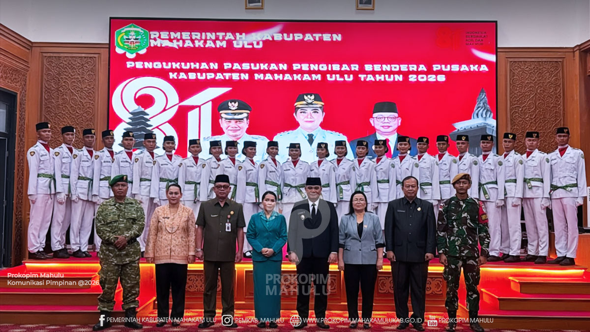 Ujoh Bilang – Bupati Mahakam Ulu (Mahulu), Angela Idang Belawan, yang diwakili oleh Wakil Bupati (Wabup) Mahulu, Suhuk, S.E., mengukuhkan 25 putra-putri terbaik Kabupaten Mahakam Ulu sebagai Pasukan Pengibar Bendera Pusaka (Paskibraka) Tahun 2026, di Ballroom kantor Bupati Lt.3, Sabtu (15/8/26).