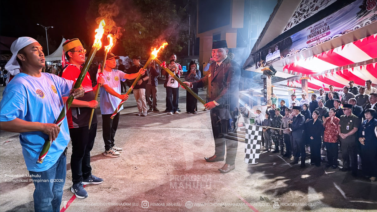 Ujoh Bilang – Bupati Mahakam Ulu (Mahulu), Angela Idang Belawan yang dalam kesempatan ini diwakili, Wakil Bupati (Wabup) Mahulu, Suhuk, S.E., melepas peserta Pawai Obor dalam rangka memperingati Hari Ulang Tahun (HUT) ke-81 Kemerdekaan Republik Indonesia (RI) di Lapangan Tribun Ujoh Bilang, Minggu Malam (16/8/202)