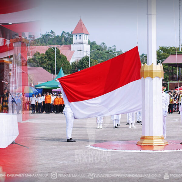 Ujoh Bilang – Bupati Mahakam Ulu (Mahulu) Angela Idang Belawan memimpin Upacara Peringatan Hari Ulang Tahun (HUT) ke-81 Kemerdekaan Republik Indonesia di Lapangan Tribun Ujoh Bilang, Senin (17/8/2026).