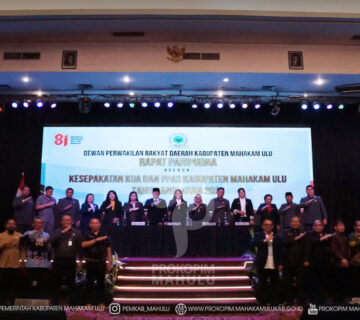 Samarinda – Mewakili Bupati Mahakam Ulu (Mahulu), Angela Idang Belawan, Wakil Bupati (Wabup) Mahulu, Suhuk, S.E., menghadiri Rapat Paripurna Dewan Perwakilan Rakyat Daerah (DPRD) Kabupaten Mahakam Ulu dalam rangka Kesepakatan Kebijakan Umum Anggaran (KUA) dan Prioritas Plafon Anggaran Sementara (PPAS) Tahun Anggaran 2027, di Ballroom Lantai 17 Hotel Aston Samarinda. Jumat (21/08/2026) 