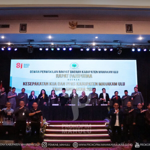 Samarinda – Mewakili Bupati Mahakam Ulu (Mahulu), Angela Idang Belawan, Wakil Bupati (Wabup) Mahulu, Suhuk, S.E., menghadiri Rapat Paripurna Dewan Perwakilan Rakyat Daerah (DPRD) Kabupaten Mahakam Ulu dalam rangka Kesepakatan Kebijakan Umum Anggaran (KUA) dan Prioritas Plafon Anggaran Sementara (PPAS) Tahun Anggaran 2027, di Ballroom Lantai 17 Hotel Aston Samarinda. Jumat (21/08/2026) 
