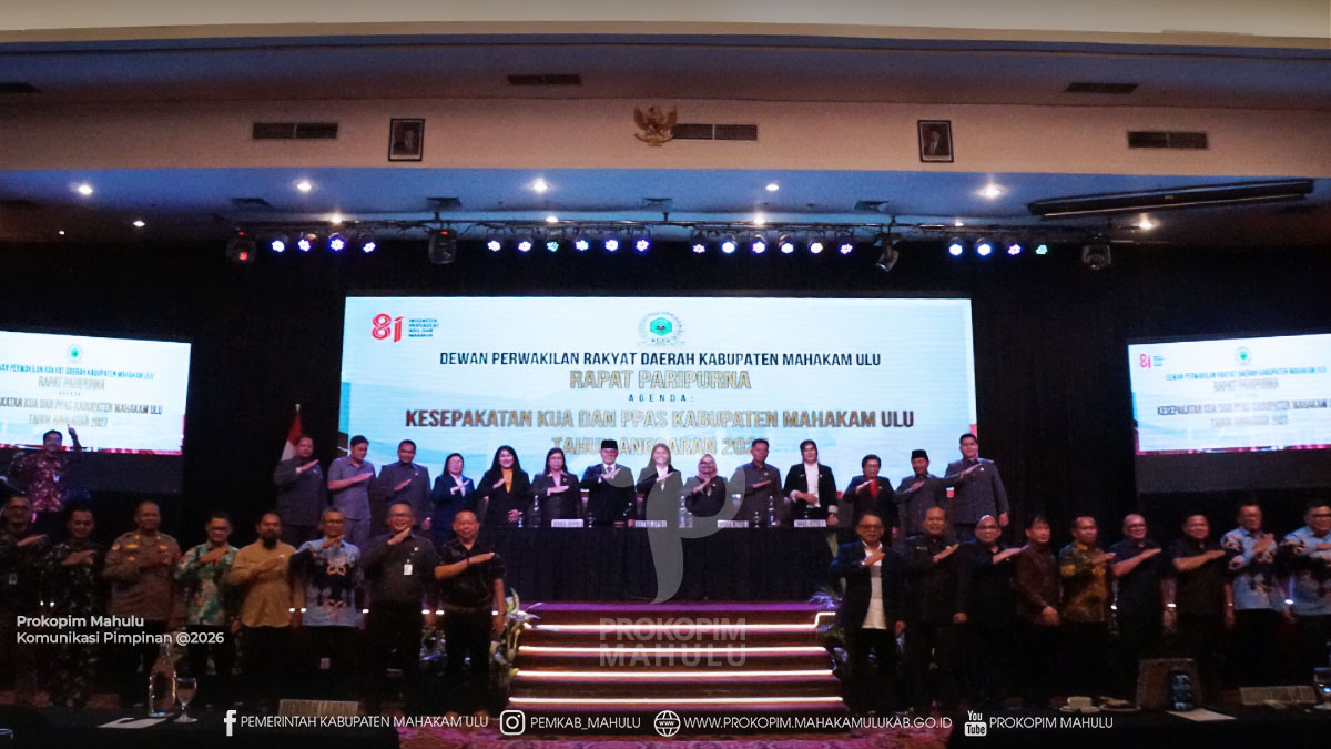Samarinda – Mewakili Bupati Mahakam Ulu (Mahulu), Angela Idang Belawan, Wakil Bupati (Wabup) Mahulu, Suhuk, S.E., menghadiri Rapat Paripurna Dewan Perwakilan Rakyat Daerah (DPRD) Kabupaten Mahakam Ulu dalam rangka Kesepakatan Kebijakan Umum Anggaran (KUA) dan Prioritas Plafon Anggaran Sementara (PPAS) Tahun Anggaran 2027, di Ballroom Lantai 17 Hotel Aston Samarinda. Jumat (21/08/2026) 