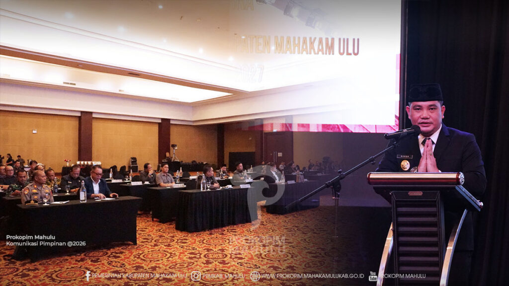 Samarinda – Bupati Mahakam Ulu (Mahulu), Angela Idang Belawan, yang dalam kesempatan ini diwakili Wakil Bupati (Wabup) Mahulu, Suhuk, S.E., menghadiri Rapat Paripurna DPRD Kabupaten Mahakam Ulu dalam rangka kesepakatan bersama Kebijakan Umum Anggaran (KUA) dan Prioritas dan Plafon Anggaran Sementara (PPAS) APBD Kabupaten Mahakam Ulu Tahun Anggaran 2027, di Ballroom Lantai 17, Hotel Aston Samarinda. Jumat (21/08/2026)
