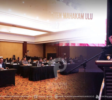 Samarinda – Bupati Mahakam Ulu (Mahulu), Angela Idang Belawan, yang dalam kesempatan ini diwakili Wakil Bupati (Wabup) Mahulu, Suhuk, S.E., menghadiri Rapat Paripurna DPRD Kabupaten Mahakam Ulu dalam rangka kesepakatan bersama Kebijakan Umum Anggaran (KUA) dan Prioritas dan Plafon Anggaran Sementara (PPAS) APBD Kabupaten Mahakam Ulu Tahun Anggaran 2027, di Ballroom Lantai 17, Hotel Aston Samarinda. Jumat (21/08/2026)