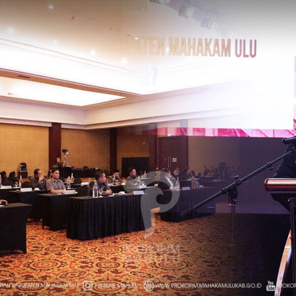 Samarinda – Bupati Mahakam Ulu (Mahulu), Angela Idang Belawan, yang dalam kesempatan ini diwakili Wakil Bupati (Wabup) Mahulu, Suhuk, S.E., menghadiri Rapat Paripurna DPRD Kabupaten Mahakam Ulu dalam rangka kesepakatan bersama Kebijakan Umum Anggaran (KUA) dan Prioritas dan Plafon Anggaran Sementara (PPAS) APBD Kabupaten Mahakam Ulu Tahun Anggaran 2027, di Ballroom Lantai 17, Hotel Aston Samarinda. Jumat (21/08/2026)