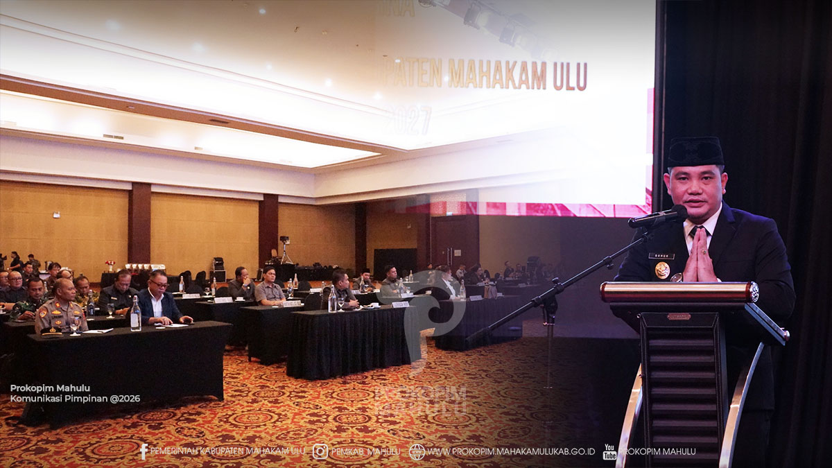 Samarinda – Bupati Mahakam Ulu (Mahulu), Angela Idang Belawan, yang dalam kesempatan ini diwakili Wakil Bupati (Wabup) Mahulu, Suhuk, S.E., menghadiri Rapat Paripurna DPRD Kabupaten Mahakam Ulu dalam rangka kesepakatan bersama Kebijakan Umum Anggaran (KUA) dan Prioritas dan Plafon Anggaran Sementara (PPAS) APBD Kabupaten Mahakam Ulu Tahun Anggaran 2027, di Ballroom Lantai 17, Hotel Aston Samarinda. Jumat (21/08/2026)