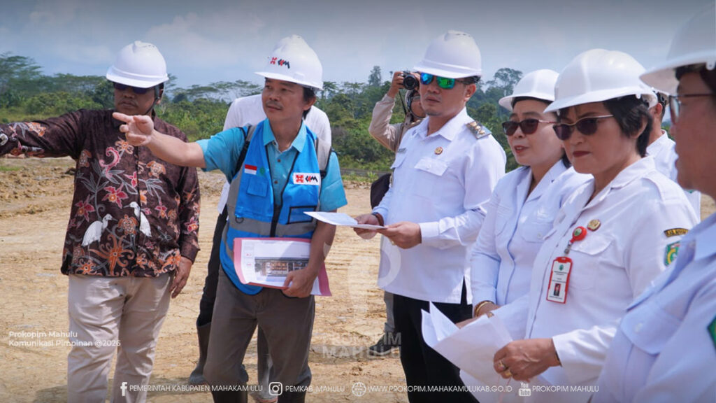 Cover Berita Edit 2026 Ujoh Bilang – Mewakili Bupati Mahakam Ulu (Mahulu), Angela Idang Belawan, Wakil Bupati (Wabup) Mahulu, Suhuk, S.E., menghadiri sekaligus mengikuti peninjauan pekerjaan konstruksi terintegrasi rancang dan bangun (design and build) pembangunan dan renovasi rumah sakit berkualitas dalam rangka pemenuhan Program Hasil Terbaik Cepat (PHTC) bidang kesehatan di RSUD Gerbang Sehat Mahulu, Rabu (5/8/2026).