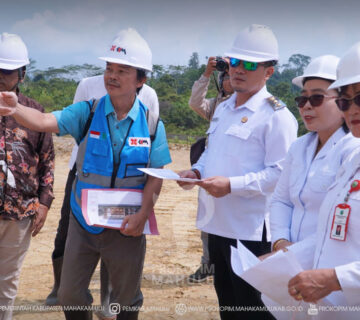 Ujoh Bilang – Mewakili Bupati Mahakam Ulu (Mahulu), Angela Idang Belawan, Wakil Bupati (Wabup) Mahulu, Suhuk, S.E., menghadiri sekaligus mengikuti peninjauan pekerjaan konstruksi terintegrasi rancang dan bangun (design and build) pembangunan dan renovasi rumah sakit berkualitas dalam rangka pemenuhan Program Hasil Terbaik Cepat (PHTC) bidang kesehatan di RSUD Gerbang Sehat Mahulu, Rabu (5/8/2026).