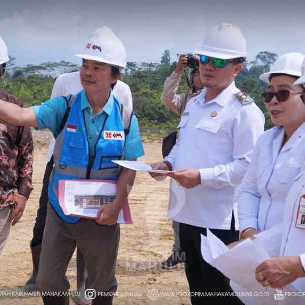 Cover Berita Edit 2026 Ujoh Bilang – Mewakili Bupati Mahakam Ulu (Mahulu), Angela Idang Belawan, Wakil Bupati (Wabup) Mahulu, Suhuk, S.E., menghadiri sekaligus mengikuti peninjauan pekerjaan konstruksi terintegrasi rancang dan bangun (design and build) pembangunan dan renovasi rumah sakit berkualitas dalam rangka pemenuhan Program Hasil Terbaik Cepat (PHTC) bidang kesehatan di RSUD Gerbang Sehat Mahulu, Rabu (5/8/2026).