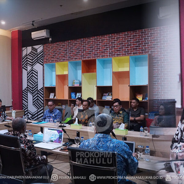 Cover Berita Edit 2026 Jakarta – Bupati Mahakam Ulu (Mahulu), Angela Idang Belawan, didampingi Sekretaris Daerah Mahulu, Dr. Stephanus Madang, S.Sos., M.M., melaksanakan audiensi sekaligus mengikuti monitoring dan evaluasi pelaksanaan kerja sama pendidikan bersama Fakultas Ilmu Administrasi (FIA) Universitas Indonesia (UI), Rabu (05/08/2026).