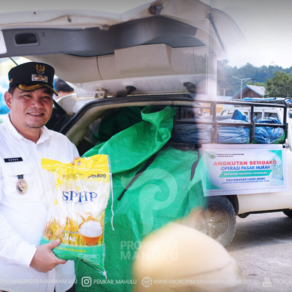Ujoh Bilang – Bupati Mahakam Ulu (Mahulu), Angela Idang Belawan, yang diwakili Wakil Bupati (Wabup) Mahulu, Suhuk, S.E., melepas Tim Operasi Pasar Murah Kabupaten Mahakam Ulu yang akan mendistribusikan kebutuhan pokok ke Kecamatan Long Pahangai dan Kecamatan Long Apari. Kegiatan pelepasan berlangsung di Alun-Alun Ujoh Bilang, pada Sabtu (8/8/2026) siang.