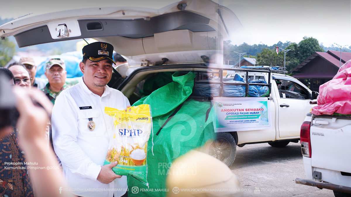 Ujoh Bilang – Bupati Mahakam Ulu (Mahulu), Angela Idang Belawan, yang diwakili Wakil Bupati (Wabup) Mahulu, Suhuk, S.E., melepas Tim Operasi Pasar Murah Kabupaten Mahakam Ulu yang akan mendistribusikan kebutuhan pokok ke Kecamatan Long Pahangai dan Kecamatan Long Apari. Kegiatan pelepasan berlangsung di Alun-Alun Ujoh Bilang, pada Sabtu (8/8/2026) siang.