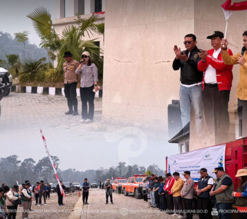 Ujoh Bilang – Mewakili Bupati Mahakam Ulu (Mahulu), Angela Idang Belawan, Wakil Bupati (Wabup) Mahulu, Suhuk, S.E., melepas rombongan pengiriman bantuan bagi masyarakat terdampak bencana akibat kemarau panjang di Kecamatan Long Pahangai dan Long Apari, Kabupaten Mahakam Ulu yang berkumpul di Kantor Bupati Mahulu, Sabtu (29/08/26).
