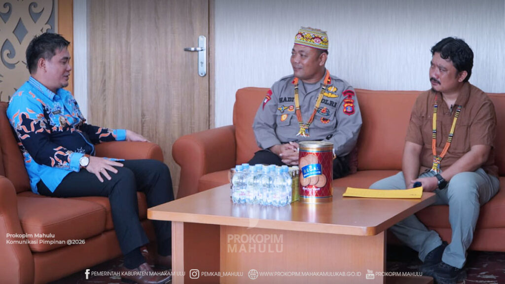 Cover Berita Edit 2026(33) Ujoh Bilang – Bupati Mahakam Ulu (Mahulu), Angela Idang Belawan, yang diwakili Wakil Bupati (Wabup) Mahulu, Suhuk, S.E., menerima kunjungan audiensi Komandan Kompi 2 Batalyon B Pelopor, Ipda Abdullah Hadi Iswanto, di Ruang Kerja Wakil Bupati Mahulu, Lantai III Kantor Bupati Mahulu, Kamis (6/8/2026).