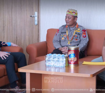 Ujoh Bilang – Bupati Mahakam Ulu (Mahulu), Angela Idang Belawan, yang diwakili Wakil Bupati (Wabup) Mahulu, Suhuk, S.E., menerima kunjungan audiensi Komandan Kompi 2 Batalyon B Pelopor, Ipda Abdullah Hadi Iswanto, di Ruang Kerja Wakil Bupati Mahulu, Lantai III Kantor Bupati Mahulu, Kamis (6/8/2026).
