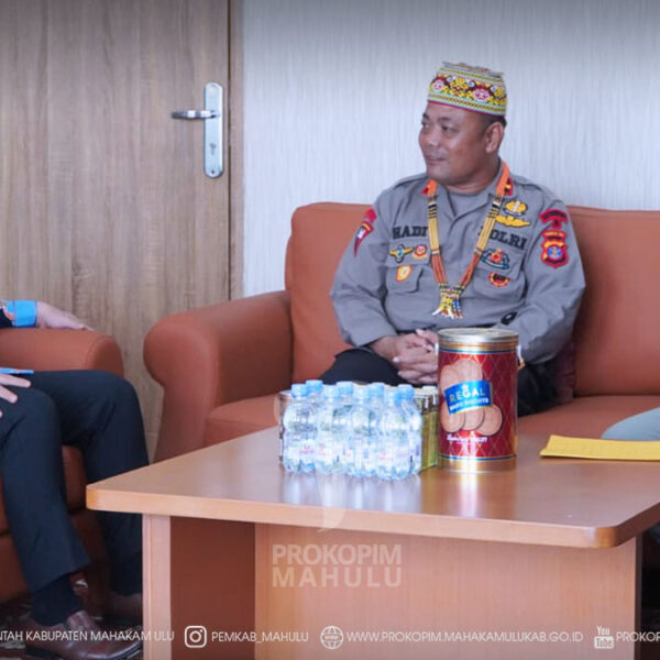 Cover Berita Edit 2026(33) Ujoh Bilang – Bupati Mahakam Ulu (Mahulu), Angela Idang Belawan, yang diwakili Wakil Bupati (Wabup) Mahulu, Suhuk, S.E., menerima kunjungan audiensi Komandan Kompi 2 Batalyon B Pelopor, Ipda Abdullah Hadi Iswanto, di Ruang Kerja Wakil Bupati Mahulu, Lantai III Kantor Bupati Mahulu, Kamis (6/8/2026).