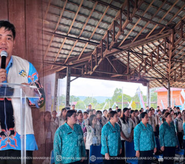 Long Melaham – Mewakili Bupati Mahakam Ulu (Mahulu), Angela Idang Belawan, Wakil Bupati (Wabup), Suhuk, S.E., membuka kegiatan Revitalisasi Kader Pendamping Keluarga (KPK) Kabupaten Mahulu di Bumi Perkemahan Pramuka ‘Tanaa Mekaam Jaya’ long melaham, Kamis (13/8/26). 
