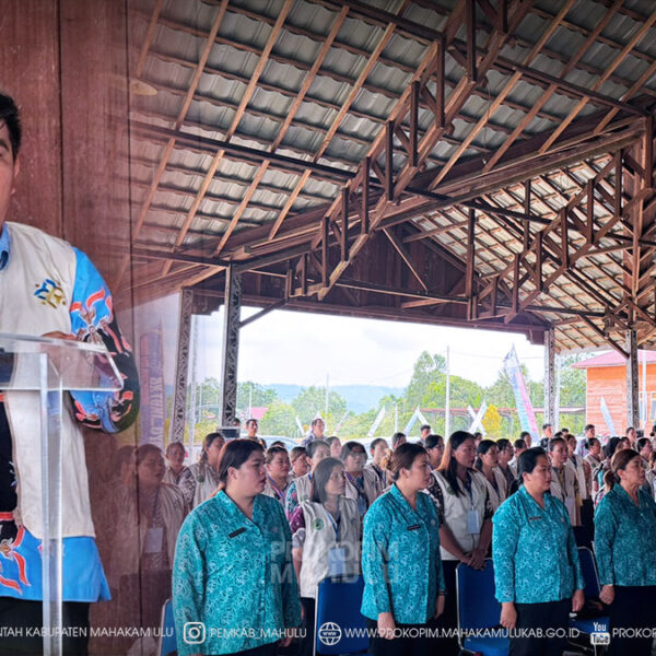 Cover Berita Edit 2026(36) Long Melaham – Mewakili Bupati Mahakam Ulu (Mahulu), Angela Idang Belawan, Wakil Bupati (Wabup), Suhuk, S.E., membuka kegiatan Revitalisasi Kader Pendamping Keluarga (KPK) Kabupaten Mahulu di Bumi Perkemahan Pramuka ‘Tanaa Mekaam Jaya’ long melaham, Kamis (13/8/26).