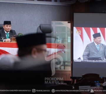 Ujoh Bilang – Mewakili Bupati Mahakam Ulu (Mahulu), Angela Idang Belawan, Wakil Bupati (Wabup) Mahulu, Suhuk, S.E., menghadiri Rapat Paripurna DPRD Kabupaten Mahakam Ulu dengan agenda mendengarkan Pidato Kenegaraan Presiden Republik Indonesia Prabowo Subianto dalam rangka memperingati Hari Ulang Tahun (HUT) ke-81 Kemerdekaan Republik Indonesia.