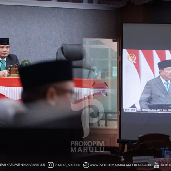 Cover Berita Edit 2026(37) Ujoh Bilang – Mewakili Bupati Mahakam Ulu (Mahulu), Angela Idang Belawan, Wakil Bupati (Wabup) Mahulu, Suhuk, S.E., menghadiri Rapat Paripurna DPRD Kabupaten Mahakam Ulu dengan agenda mendengarkan Pidato Kenegaraan Presiden Republik Indonesia Prabowo Subianto dalam rangka memperingati Hari Ulang Tahun (HUT) ke-81 Kemerdekaan Republik Indonesia.