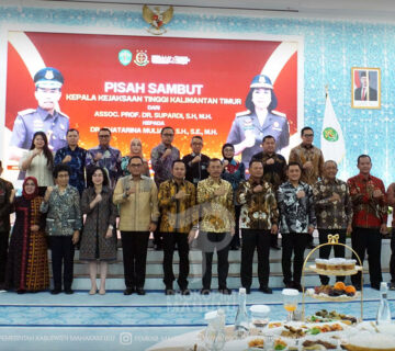 Samarinda – Bupati Mahakam Ulu (Mahulu), Angela Idang Belawan, menghadiri acara pisah sambut Kepala Kejaksaan Tinggi (Kajati) Kalimantan Timur dari Assoc. Prof. Dr. Supandi, S.H., M.H., kepada Dr. Chatarina Muliana, S.H., S.E., M.H., yang berlangsung di Gedung Lamin Etam, Kompleks Rumah Jabatan Gubernur Kalimantan Timur, Samarinda Jumat (14/08/2026), Malam.