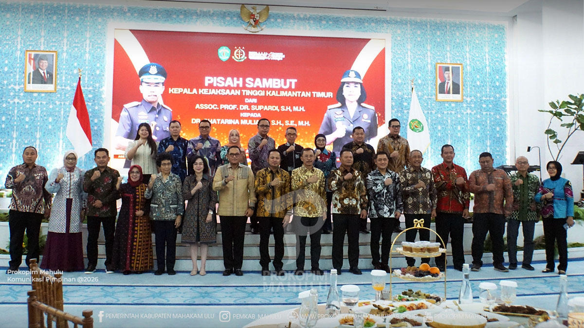 Samarinda – Bupati Mahakam Ulu (Mahulu), Angela Idang Belawan, menghadiri acara pisah sambut Kepala Kejaksaan Tinggi (Kajati) Kalimantan Timur dari Assoc. Prof. Dr. Supandi, S.H., M.H., kepada Dr. Chatarina Muliana, S.H., S.E., M.H., yang berlangsung di Gedung Lamin Etam, Kompleks Rumah Jabatan Gubernur Kalimantan Timur, Samarinda Jumat (14/08/2026), Malam.