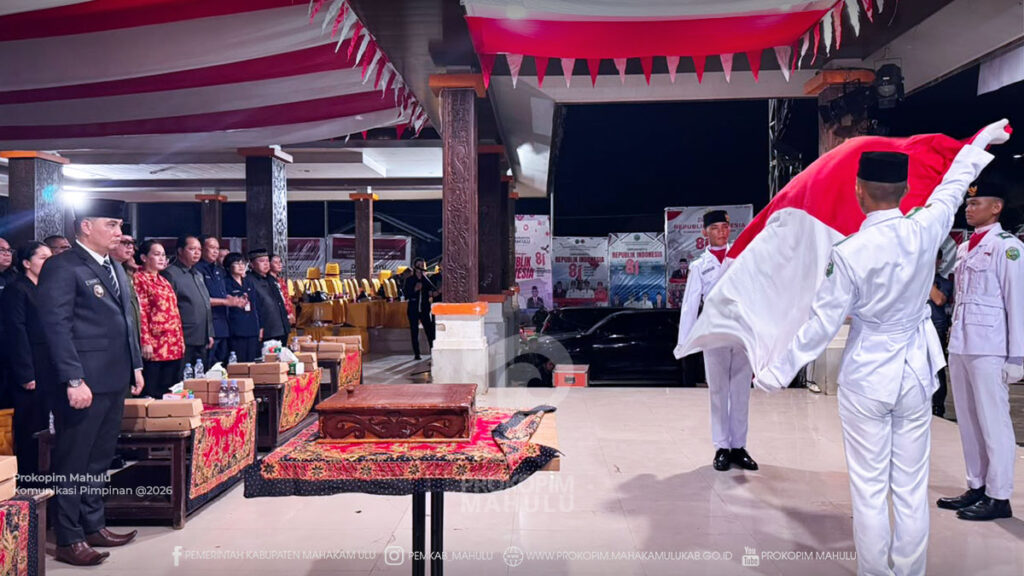 Ujoh Bilang – Usai melepas Pawai Obor dalam rangka memperingati Hari Ulang Tahun (HUT) ke-81 Kemerdekaan Republik Indonesia, Wakil Bupati Suhuk, S.E Mahakam Ulu (Mahulu) melanjutkan rangkaian kegiatan dengan menyaksikan prosesi pelipatan Bendera Merah Putih oleh Pasukan Pengibar Bendera Pusaka (Paskibraka) Kabupaten Mahakam Ulu, Minggu (16/8/2026) malam.