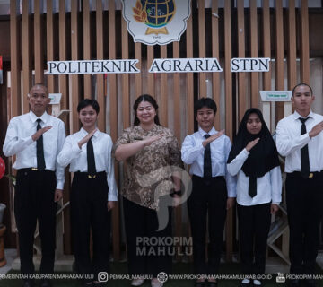 Yogyakarta - Bupati Mahakam Ulu (Mahulu), Angela Idang Belawan, mendampingi lima taruna asal Mahulu dalam kegiatan Penyerahan Taruna Jalur Kerja Sama Politeknik Agraria Sekolah Tinggi Pertanahan Nasional (STPN) Tahun Akademik 2026/2027. Kegiatan berlangsung di Politeknik Agraria STPN, Sleman, Daerah Istimewa Yogyakarta, Jumat (21/08/2026).
