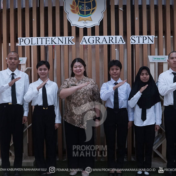 Yogyakarta - Bupati Mahakam Ulu (Mahulu), Angela Idang Belawan, mendampingi lima taruna asal Mahulu dalam kegiatan Penyerahan Taruna Jalur Kerja Sama Politeknik Agraria Sekolah Tinggi Pertanahan Nasional (STPN) Tahun Akademik 2026/2027. Kegiatan berlangsung di Politeknik Agraria STPN, Sleman, Daerah Istimewa Yogyakarta, Jumat (21/08/2026).