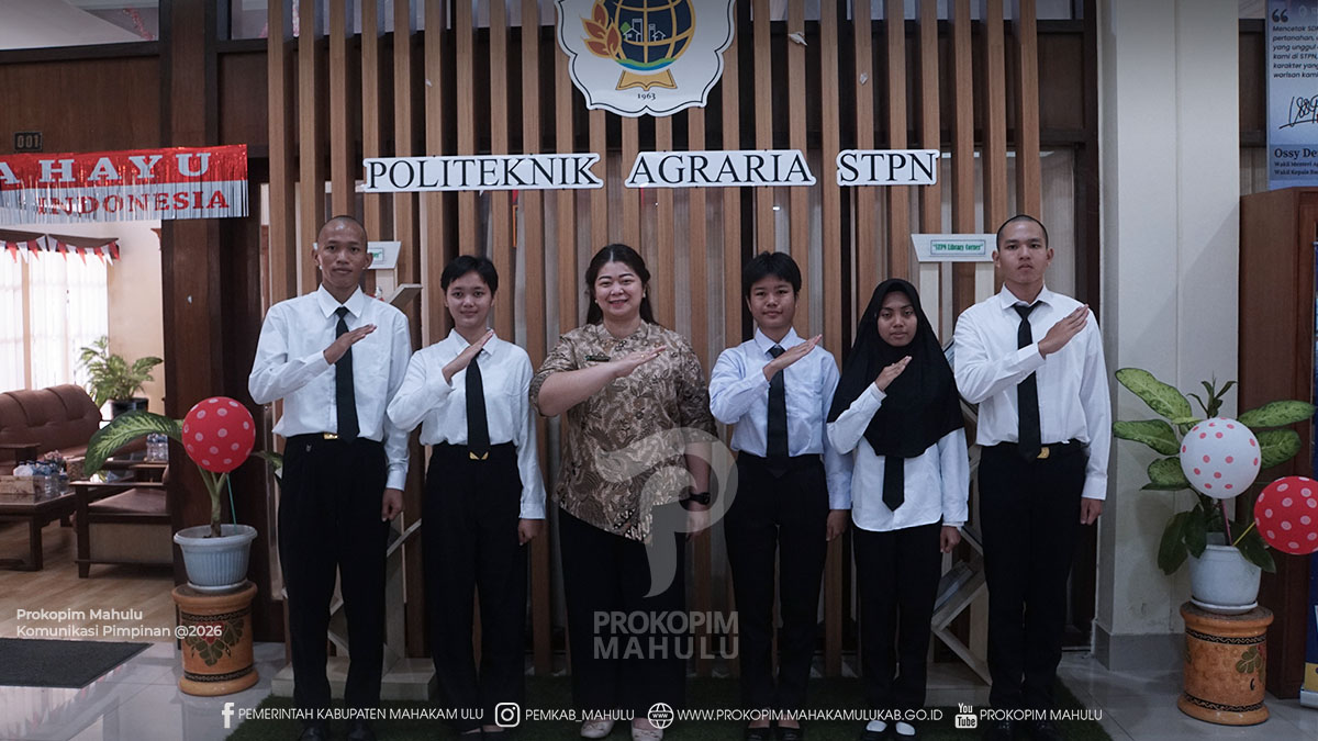 Yogyakarta - Bupati Mahakam Ulu (Mahulu), Angela Idang Belawan, mendampingi lima taruna asal Mahulu dalam kegiatan Penyerahan Taruna Jalur Kerja Sama Politeknik Agraria Sekolah Tinggi Pertanahan Nasional (STPN) Tahun Akademik 2026/2027. Kegiatan berlangsung di Politeknik Agraria STPN, Sleman, Daerah Istimewa Yogyakarta, Jumat (21/08/2026).