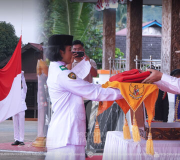 Ujoh Bilang - Wakil Bupati Mahakam Ulu (Mahulu), Suhuk, S.E., memimpin Upacara Penurunan Bendera Merah Putih dalam rangka memperingati Hari Ulang Tahun (HUT) ke-81 Kemerdekaan Republik Indonesia di Lapangan Alun-Alun Ujoh Bilang, Senin (17/08/2026) sore.