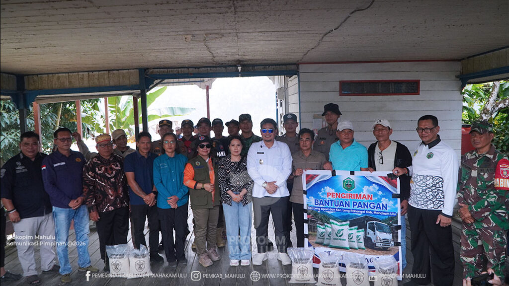 250 Long Apari – Mewakili Bupati Mahakam Ulu (Mahulu), Angela Idang Belawan, Wakil Bupati (Wabup) Mahulu, Suhuk, S.E., tiba di Kecamatan Long Apari, Minggu (30/8/2026), dan langsung menyalurkan bantuan kepada masyarakat terdampak kemarau panjang, di Dermaga Dermaga Kecamatan Long Apari.