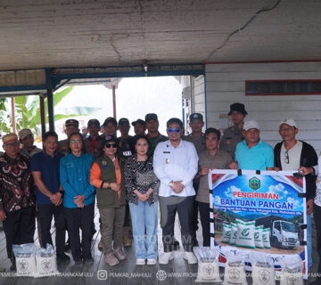 Long Apari – Mewakili Bupati Mahakam Ulu (Mahulu), Angela Idang Belawan, Wakil Bupati (Wabup) Mahulu, Suhuk, S.E., tiba di Kecamatan Long Apari, Minggu (30/8/2026), dan langsung menyalurkan bantuan kepada masyarakat terdampak kemarau panjang, di Dermaga Dermaga Kecamatan Long Apari.