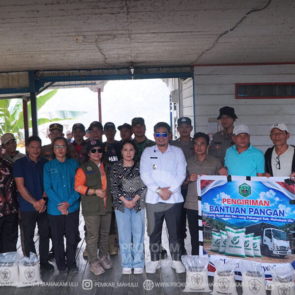 250 Long Apari – Mewakili Bupati Mahakam Ulu (Mahulu), Angela Idang Belawan, Wakil Bupati (Wabup) Mahulu, Suhuk, S.E., tiba di Kecamatan Long Apari, Minggu (30/8/2026), dan langsung menyalurkan bantuan kepada masyarakat terdampak kemarau panjang, di Dermaga Dermaga Kecamatan Long Apari.