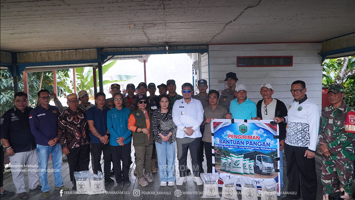Long Apari – Mewakili Bupati Mahakam Ulu (Mahulu), Angela Idang Belawan, Wakil Bupati (Wabup) Mahulu, Suhuk, S.E., tiba di Kecamatan Long Apari, Minggu (30/8/2026), dan langsung menyalurkan bantuan kepada masyarakat terdampak kemarau panjang, di Dermaga Dermaga Kecamatan Long Apari.